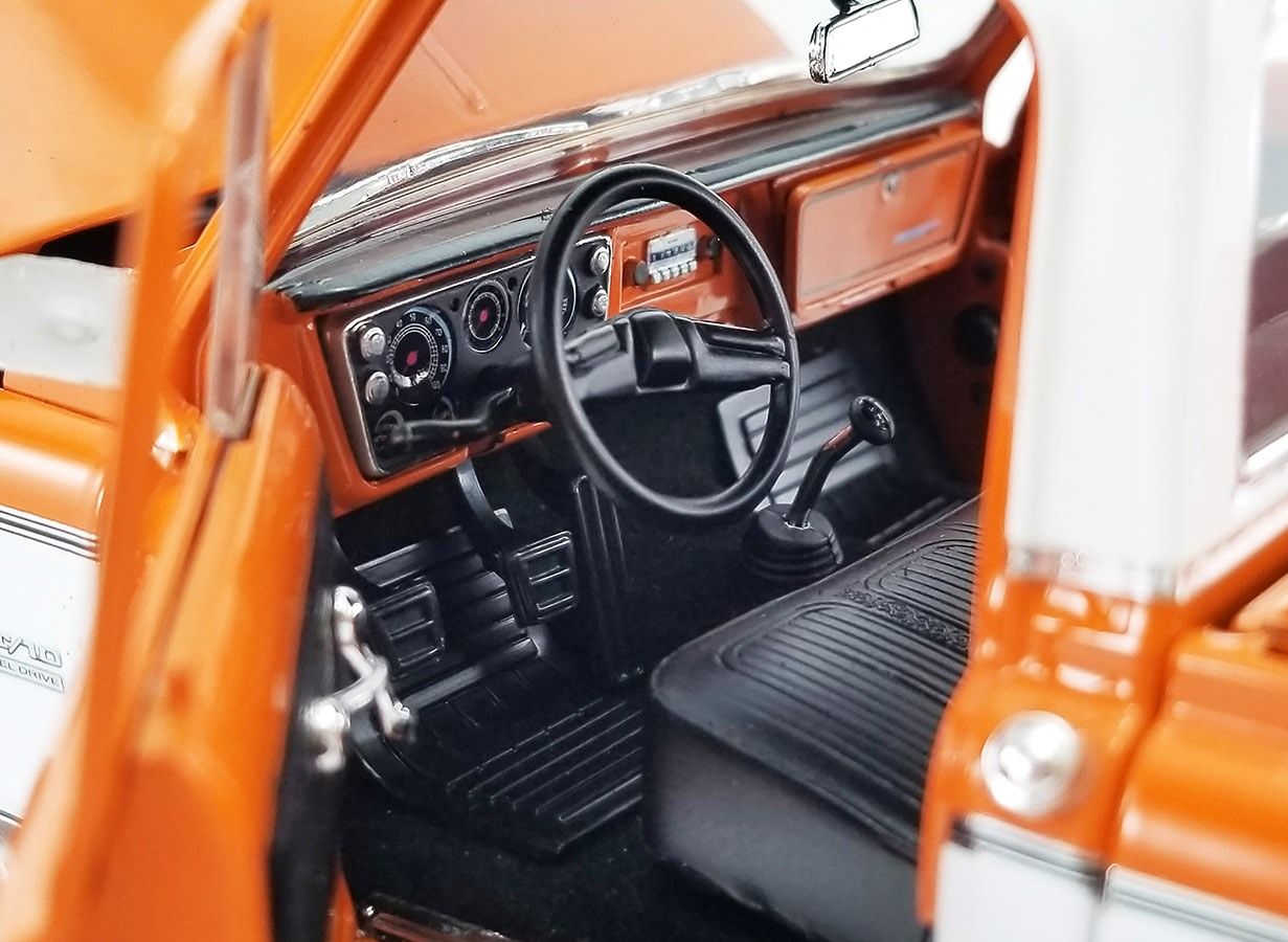 Chevrolet C10 4x4 1972 orange/white 1:18 Acme Diecast