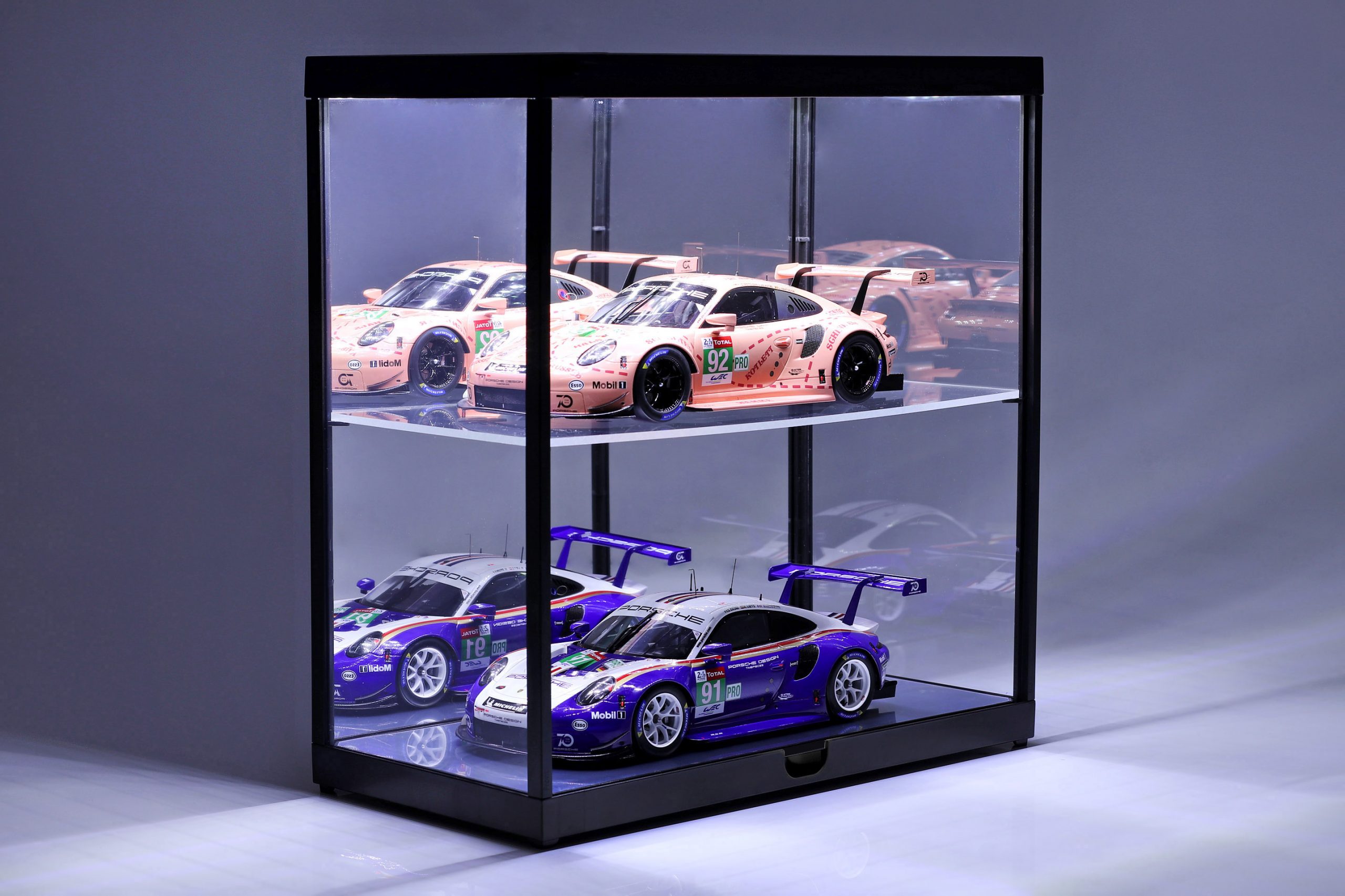 Plastová vitrína s LED osvětlením pro 2 modely 1:18 Triple9 Collection