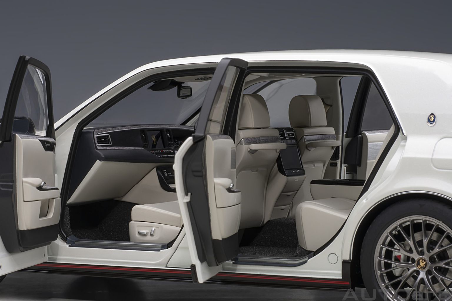 Toyota Century GRMN 2019 pearl white 1:18 AUTOart