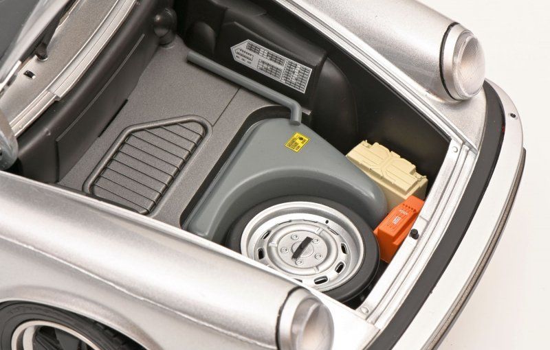 Porsche 911 Carrera Coupé 3.2 silver metallic 1:12 Schuco