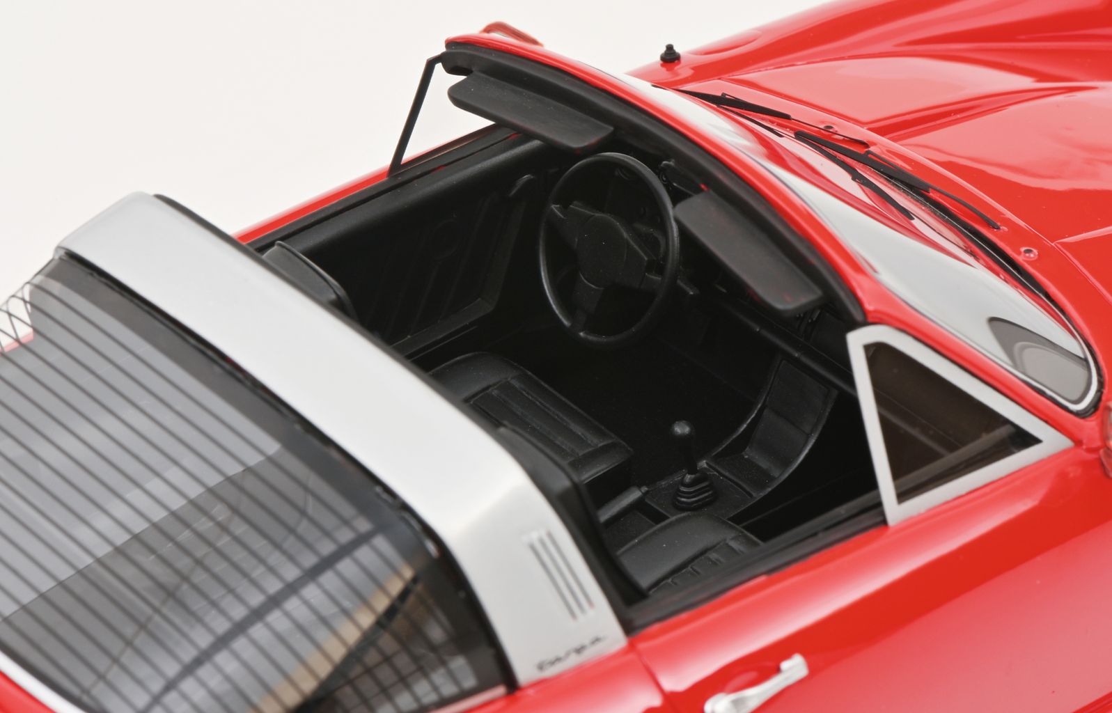 Porsche 911 Targa 1977 guards red/black 1:18 Schuco