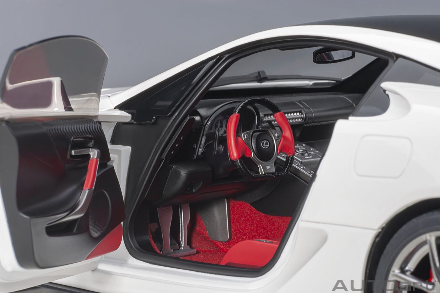 Lexus LFA 2010 whitest white/carbon black 1:18 AUTOart