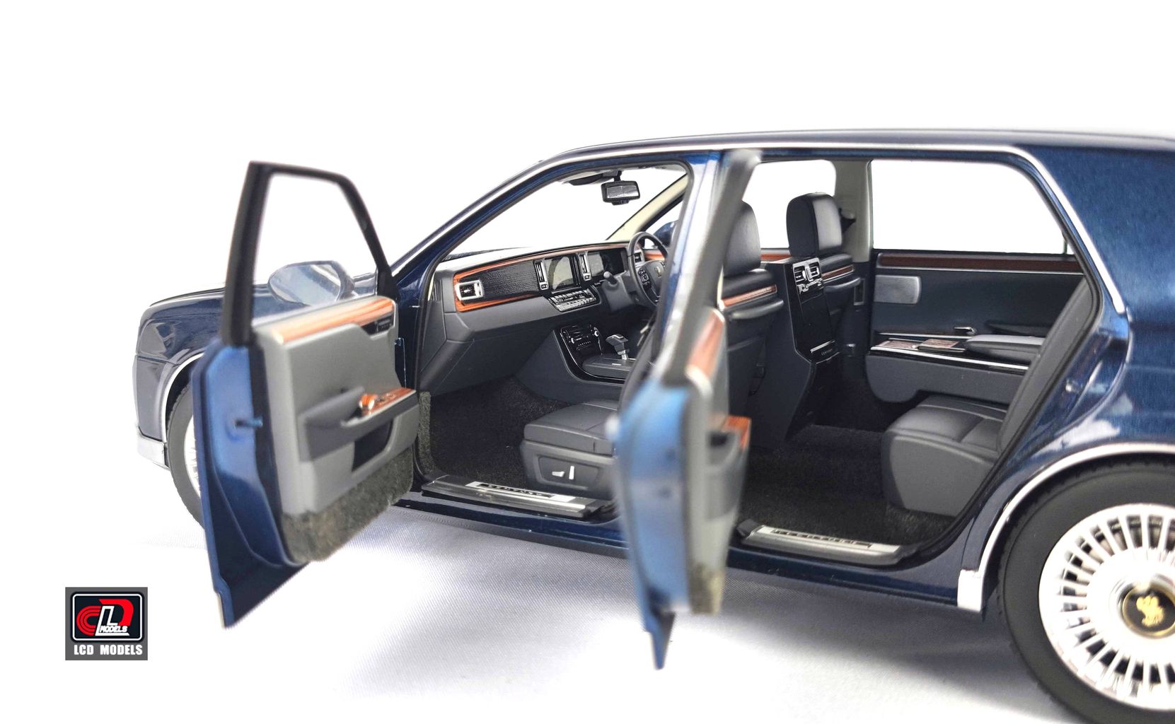Toyota Century 2022 blue 1:18 LCD Model