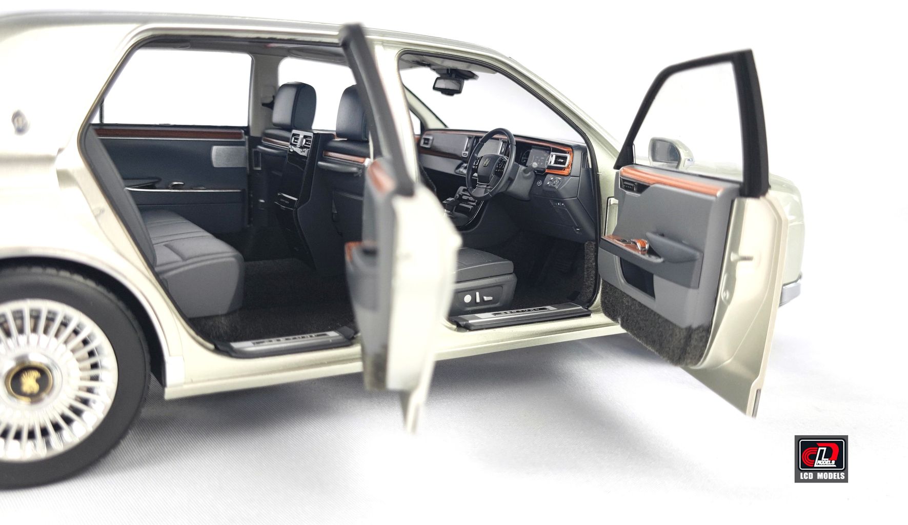 Toyota Century 2022 silver 1:18 LCD Model