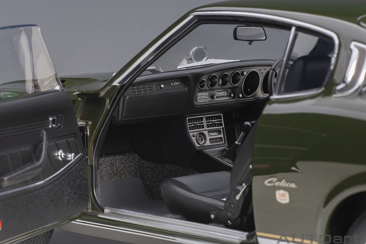 Toyota Celica Liftback 2000GT (RA25) 1973 moss green 1:18 AUTOart