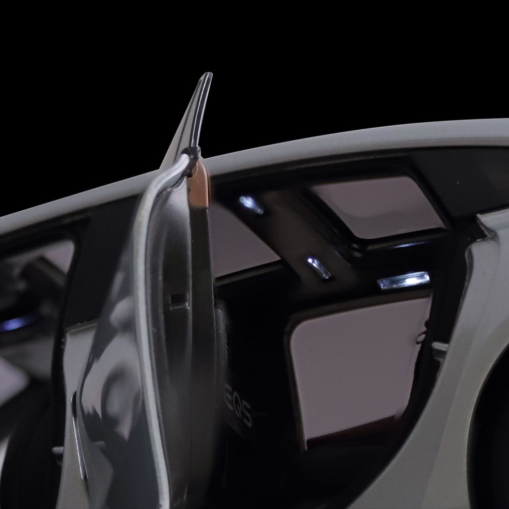Mercedes-Benz EQ EQS with Lights hightech silver metallic 1:18 NZG