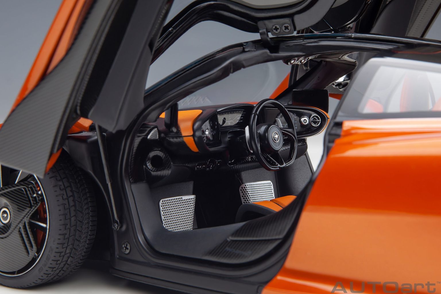 McLaren Speedtail volcano orange 1:18 AUTOart