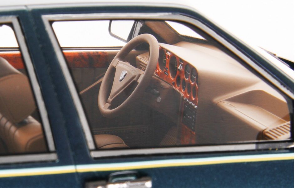 Lancia Thema 8.32 1986 verde reflex 1:18 Laudoracing Model