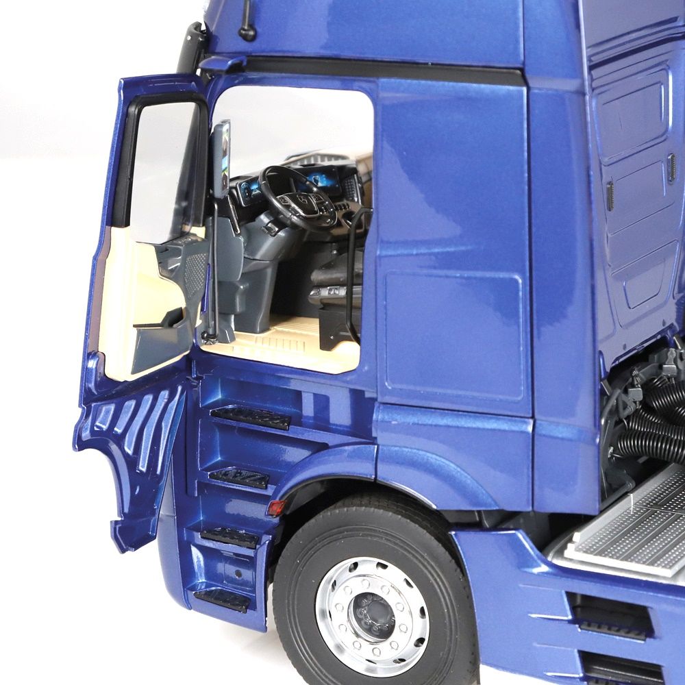 Mercedes-Benz Actros 4x2 GigaSpace blue with stripes 1:18 NZG