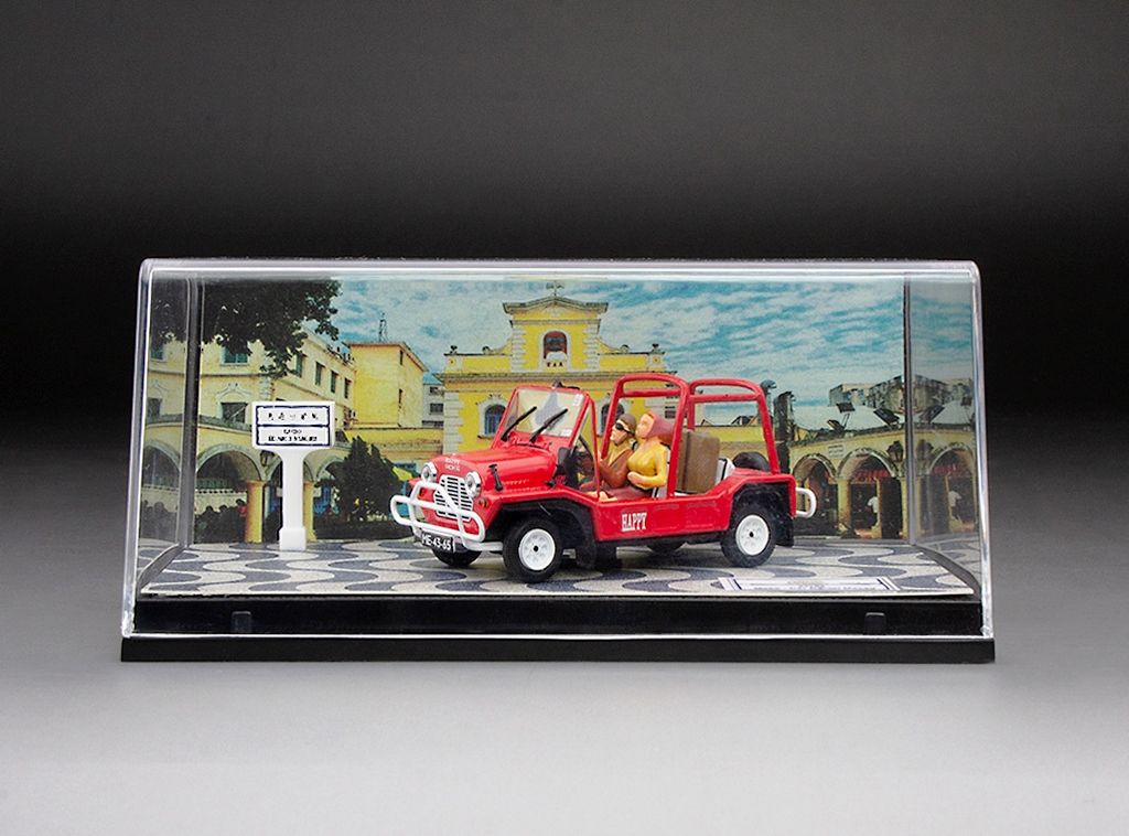 Mini Moke RHD Car Rental Macau with 2 Figurines red 1:43 Vitesse