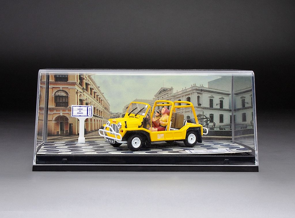 Mini Moke RHD Car Rental Macau with 2 Figurines yellow 1:43 Vitesse