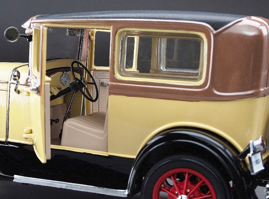 Ford Model A Tudor 1931 light yellow/brown 1:18 Sun Star