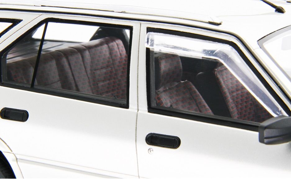 Alfa Romeo 33 1.7 Sport Wagon Q.V. 1988 silver 1:18 Laudoracing Model