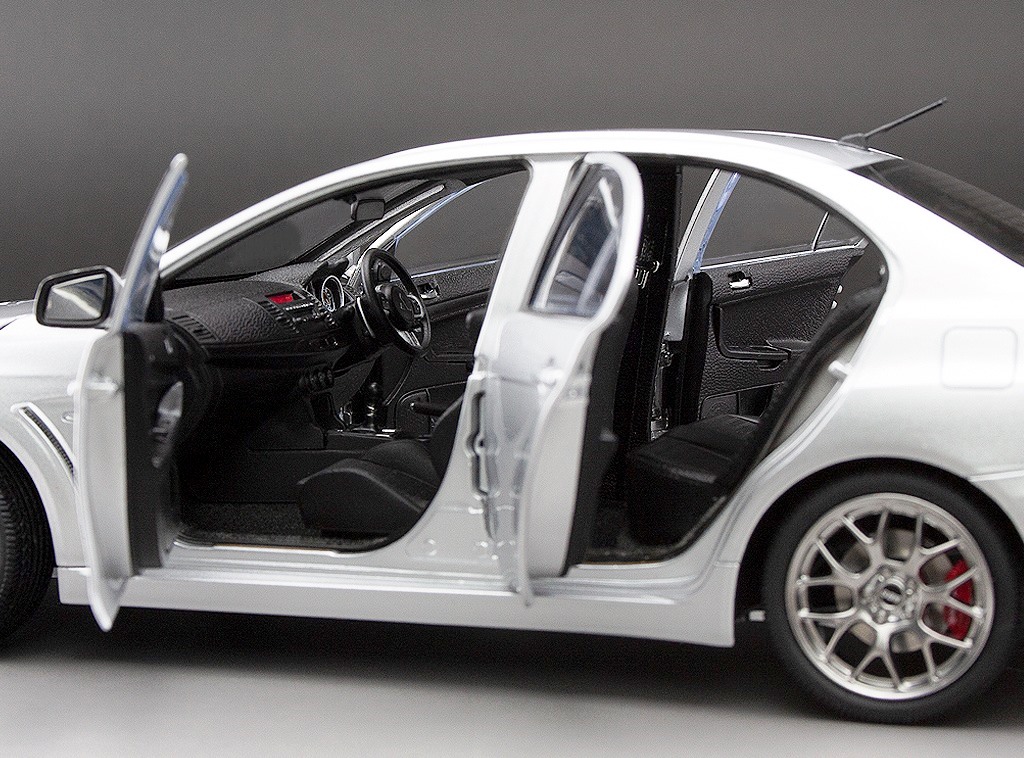 Mitsubishi Lancer Evolution X silver 1:18 Sun Star