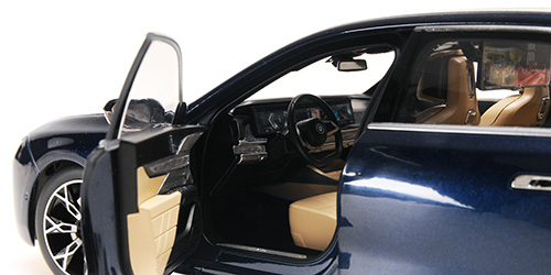 BMW i7 2022 blue metallic 1:18 Minichamps 
