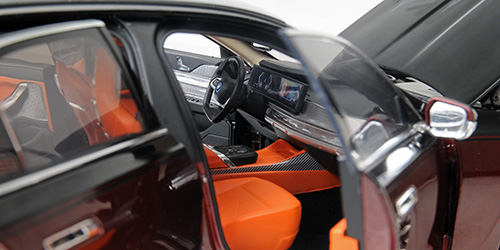 BMW i7 2022 black metallic/red 1:18 Minichamps
