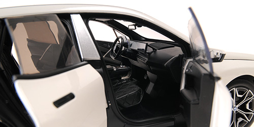 BMW iX 2022 white metallic 1:18 Minichamps 