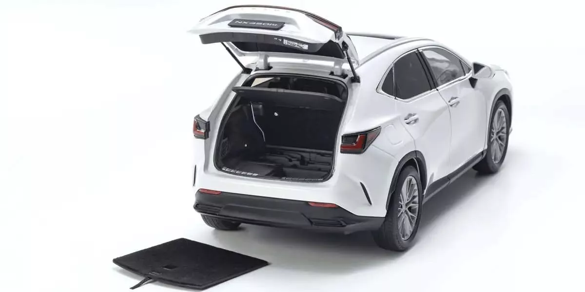 Lexus NX 450h 2022 white 1:18 Kyosho