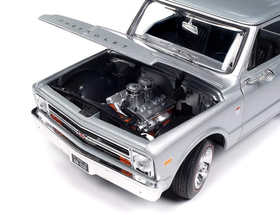 Chevy C10 Pickup Stepside 1968 silver custom 1:18 Auto World
