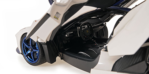 Ferrari LaFerrari white/blue 1:18 B.B.R.
