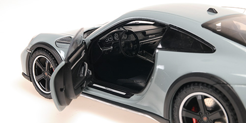 Porsche 911 Dakar 2022 green metallic 1:18 Minichamps 