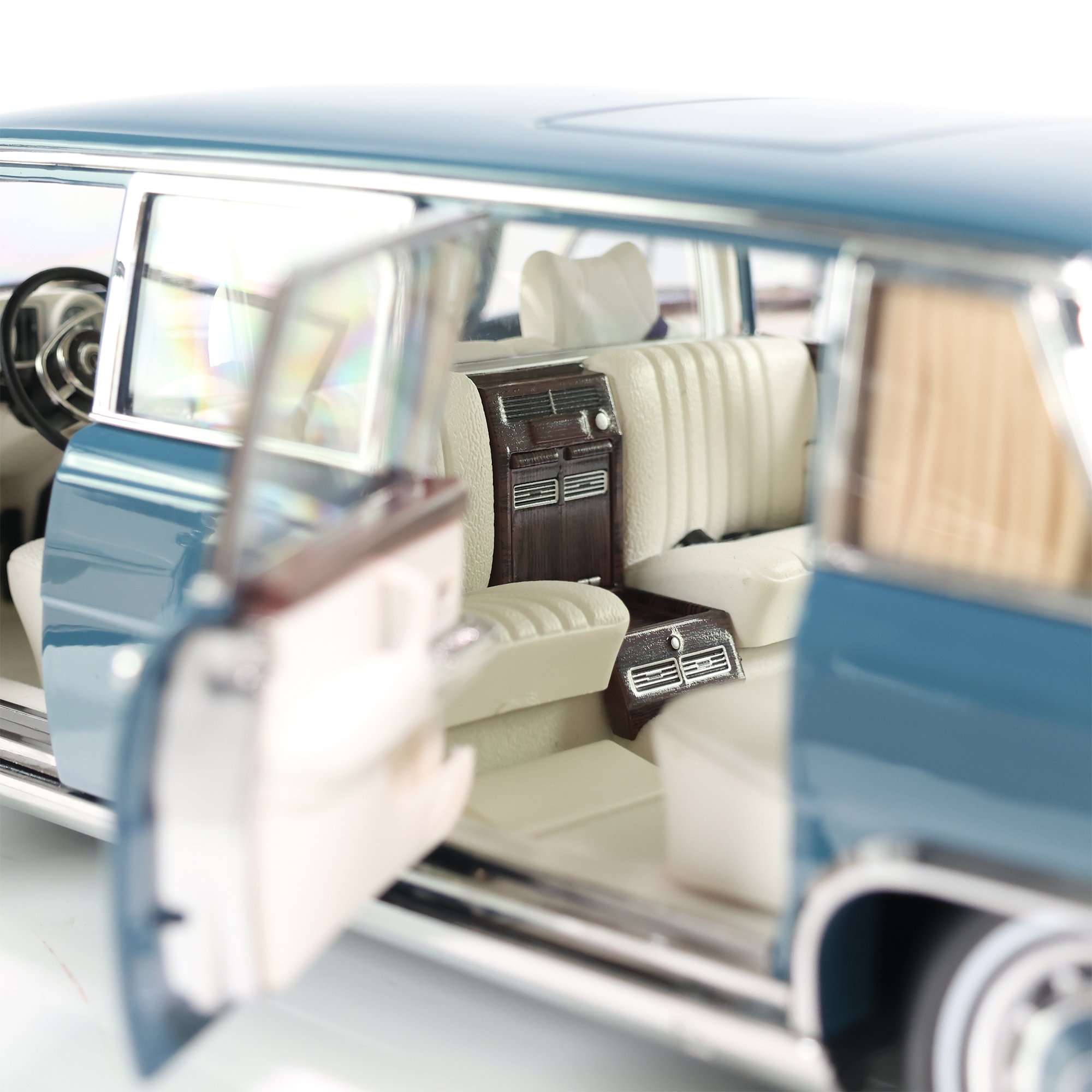 Mercedes-Benz 600 Pullman W 100 1963-1981 blue 1:18 NZG