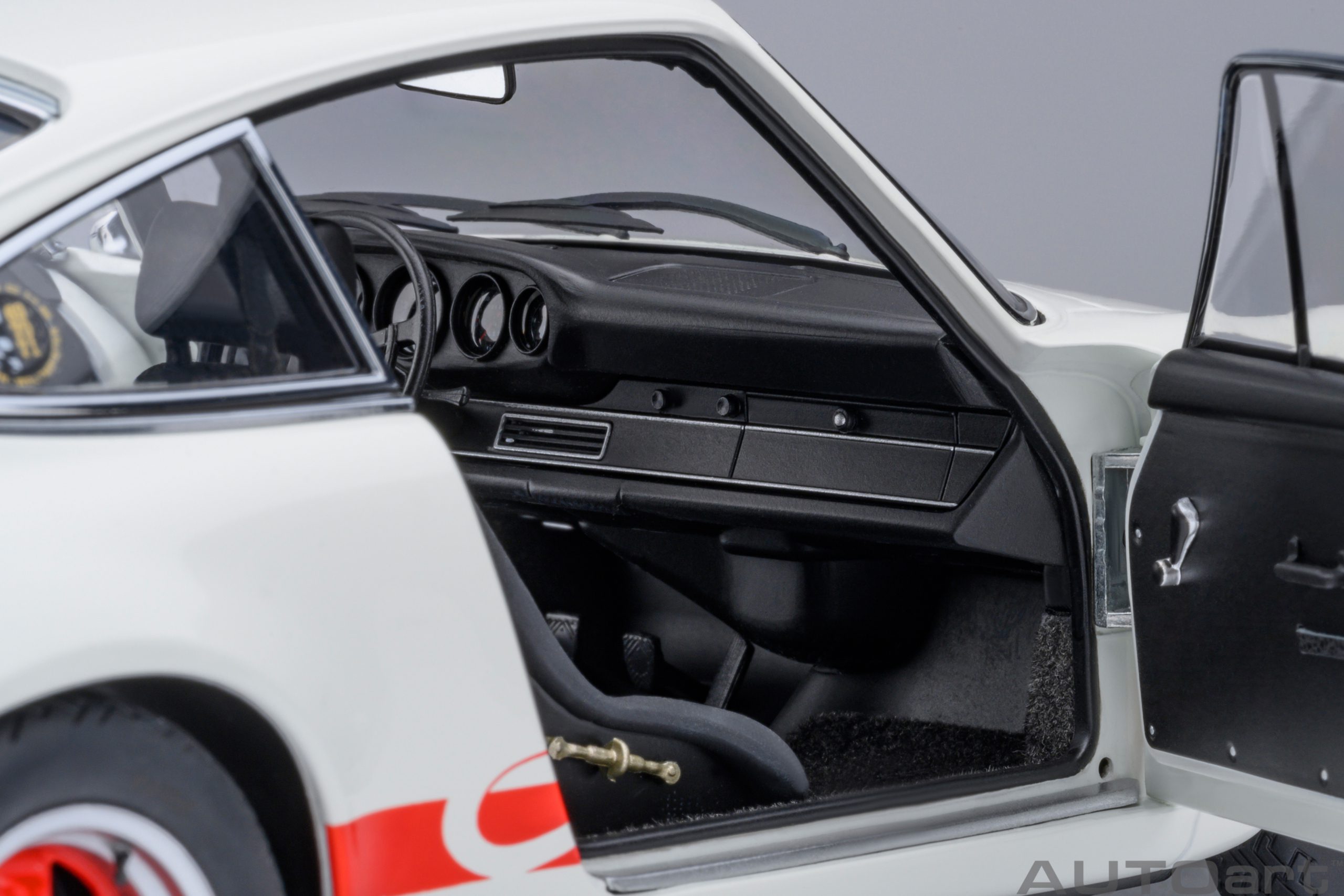 Porsche 911 Carrera 2.7 RS "The Circuit Wolf" Comic Weekly Shonen Jump Magazine 1975-1979 1:18 AUTOart
