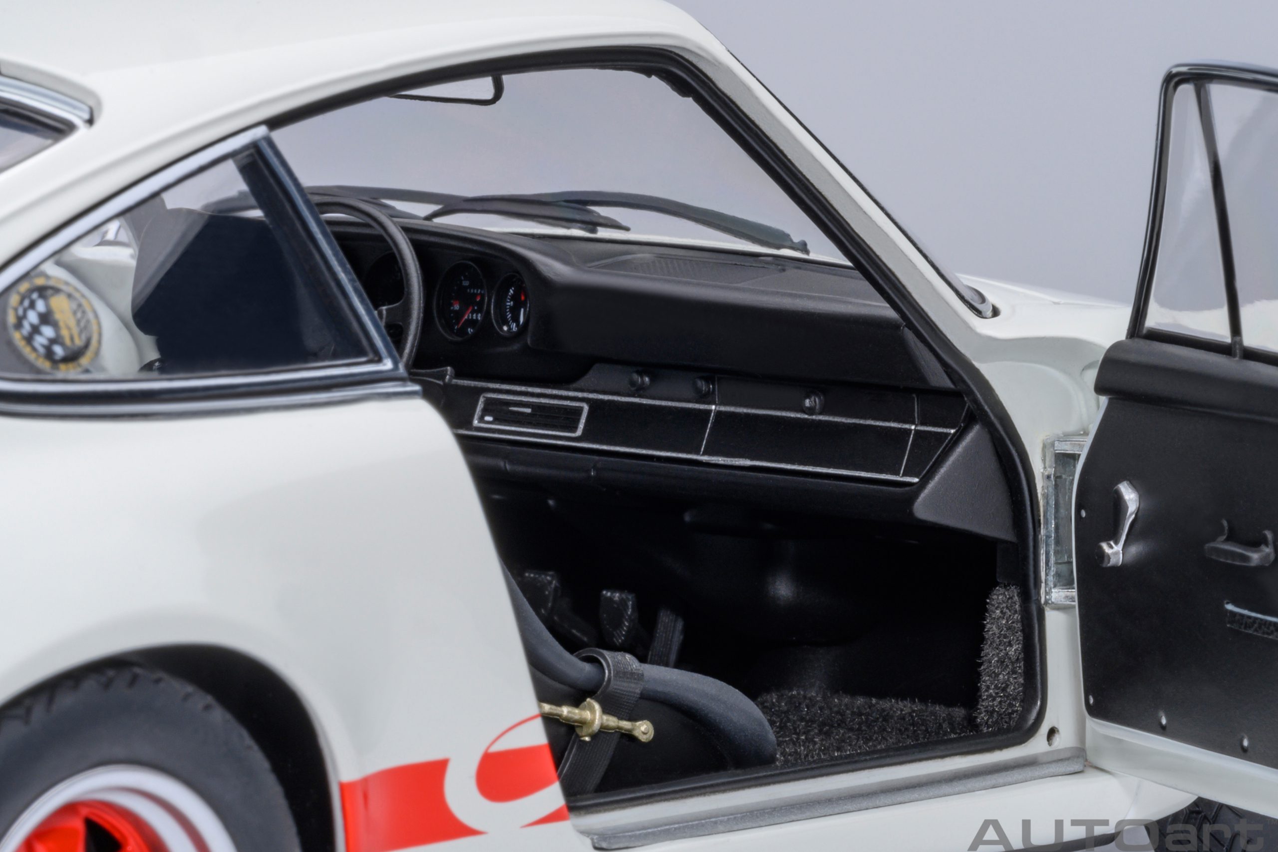 Porsche 911 Carrera 2.7 RS Grand Prix white/red stripes 1:18 AUTOart
