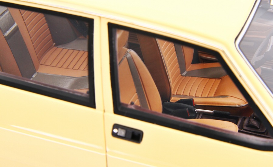 Alfa Romeo Giulietta 1.6 - 1.8 1980 ivory 1:18 Laudoracing Model