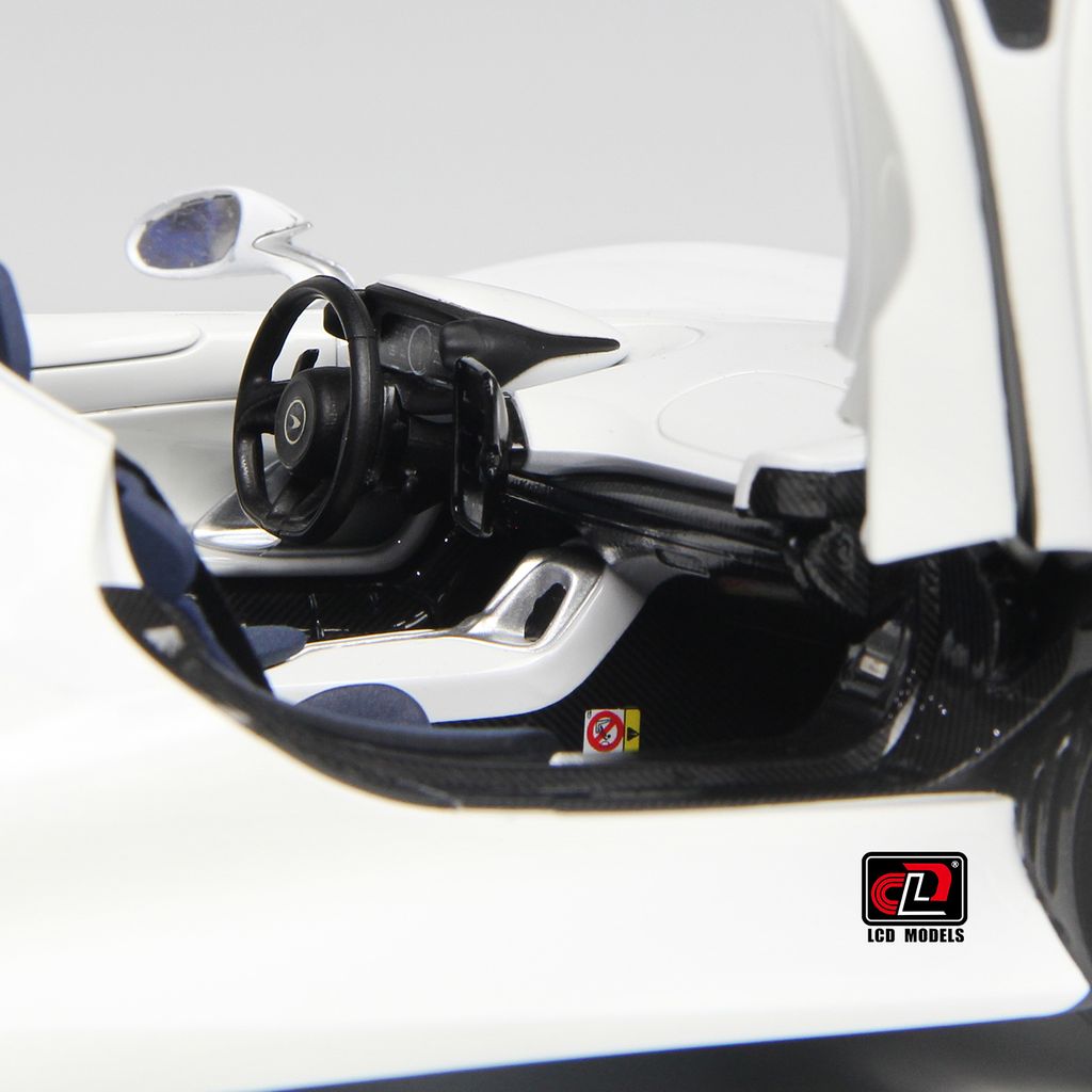 McLaren Elva white 1:18 LCD Model