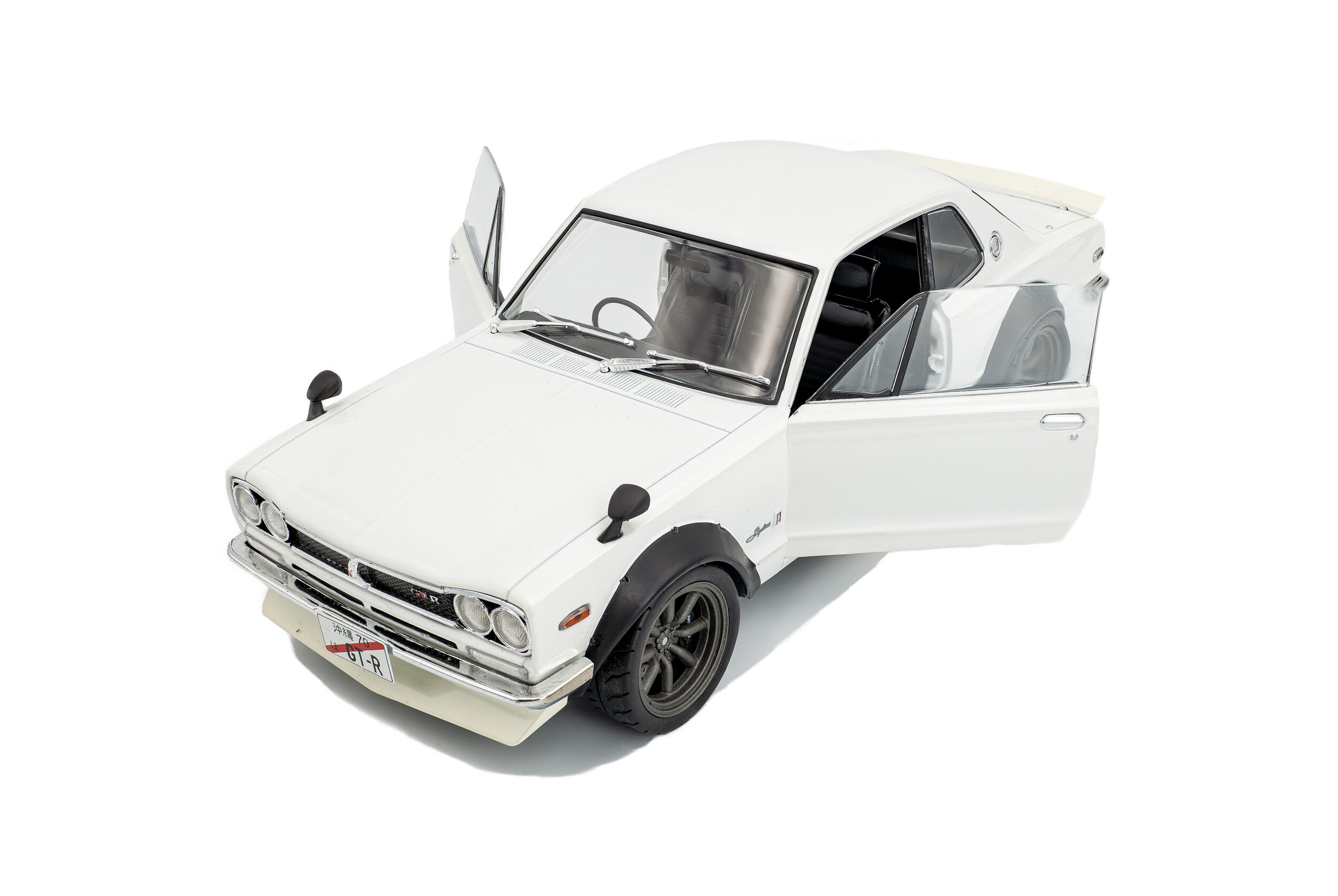 Nissan Skyline C10 Hakosuka 1970 pearl white 1:18 Solido