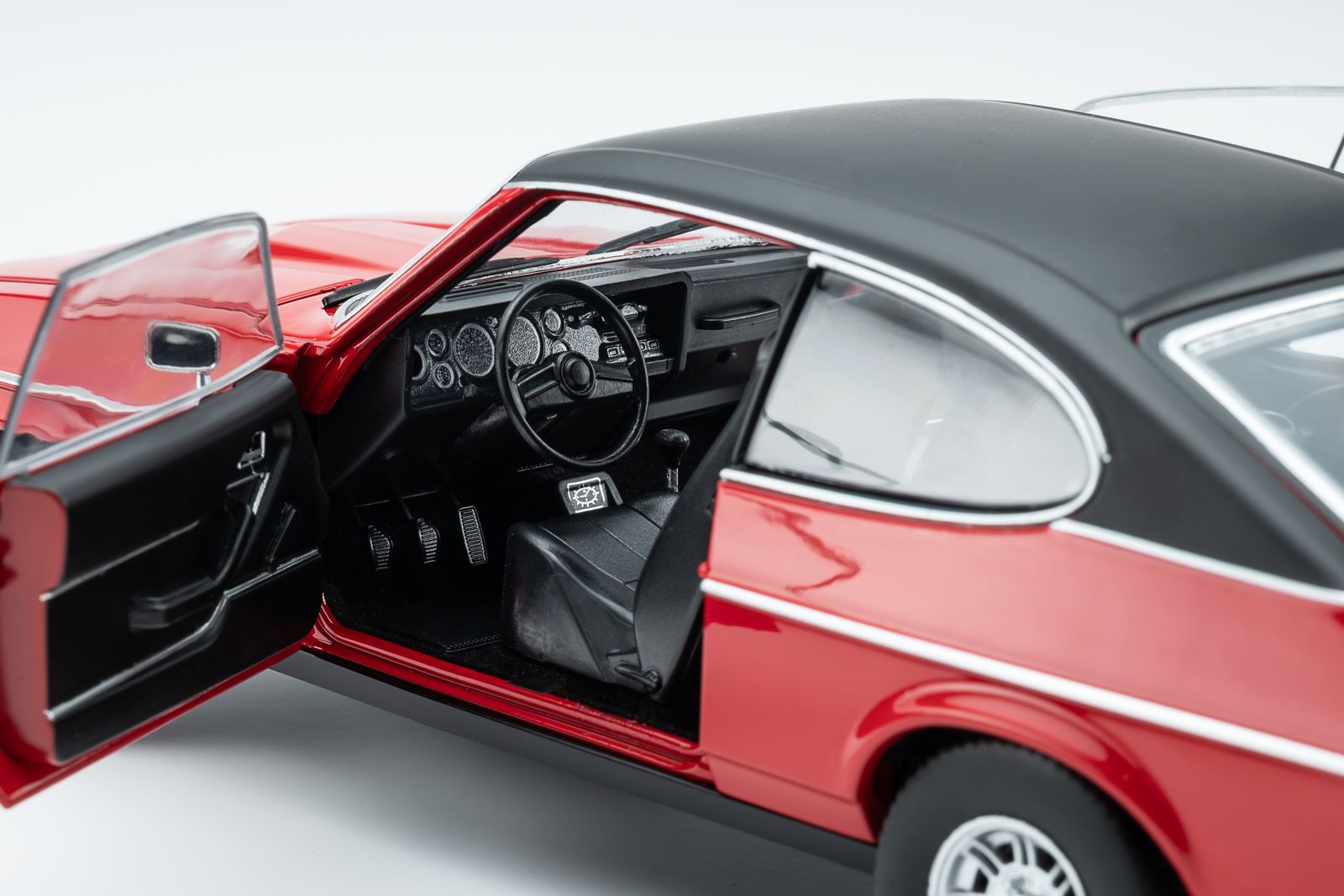 Ford Capri II Ghia 3.0 1974-1977 spanish red/black vinyl top 1:18 Touring Modelcars