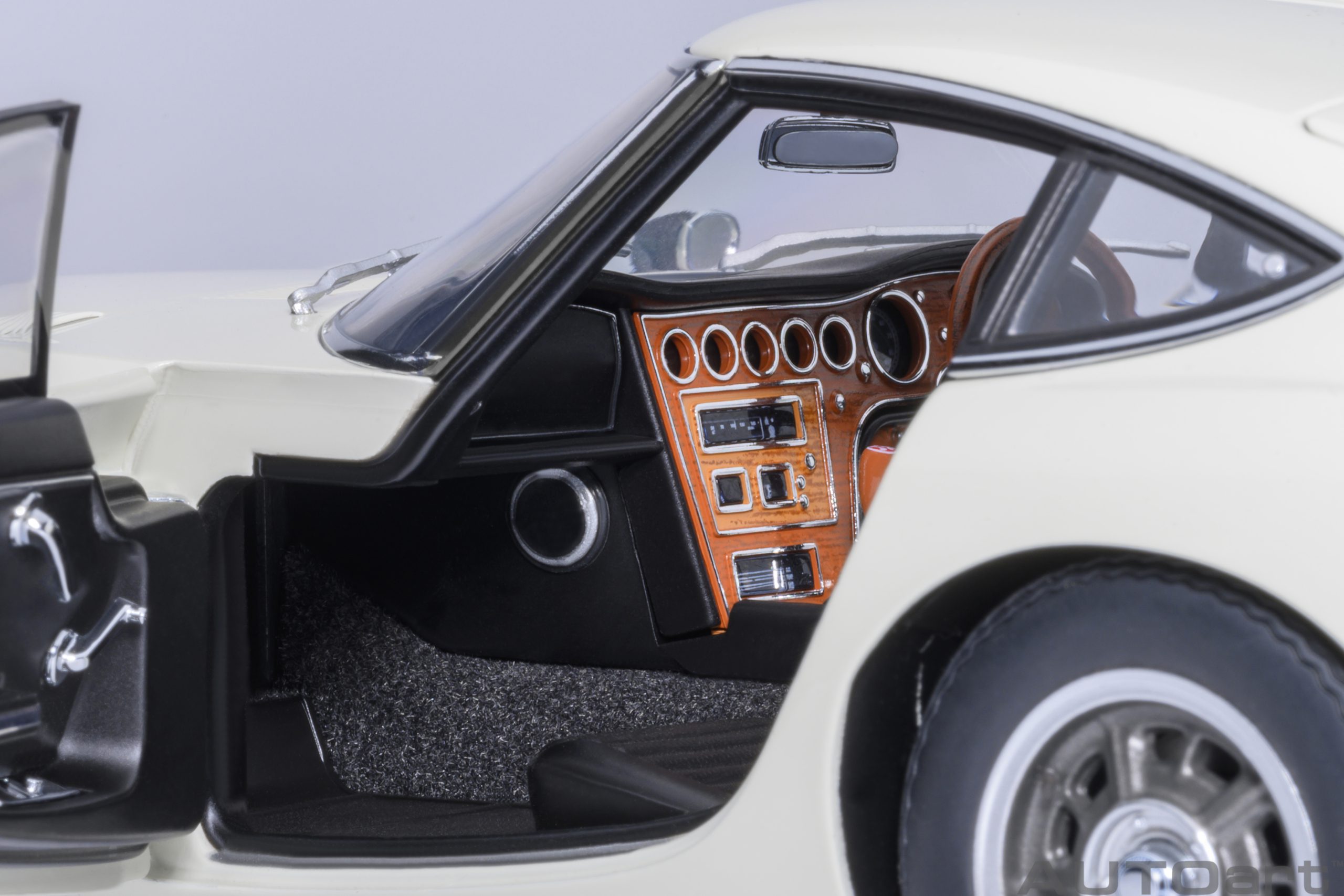 Toyota 2000GT 1967 white 1:18 AUTOart