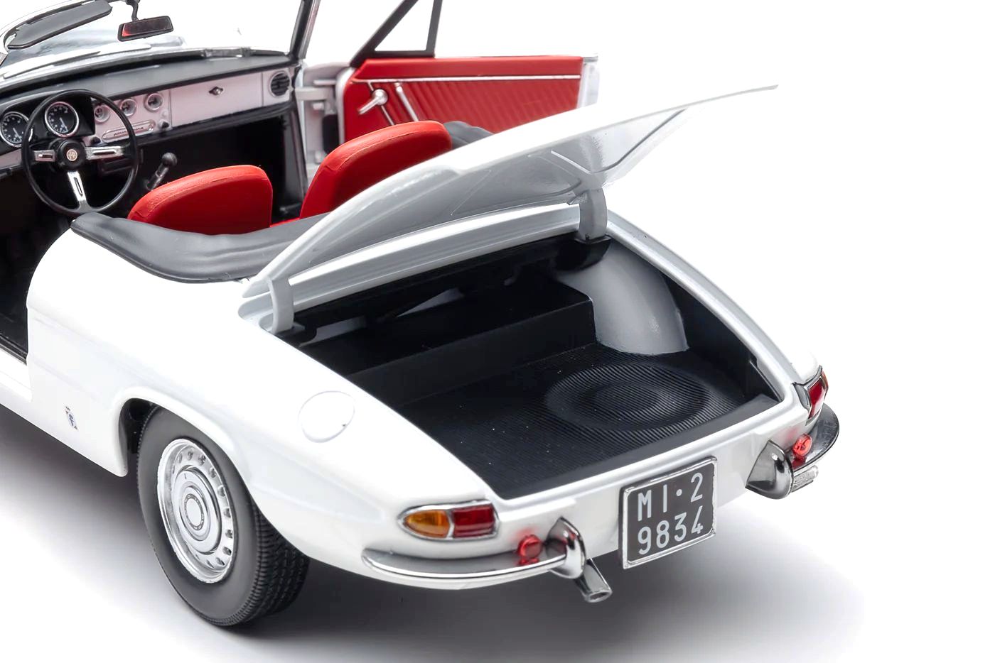 Alfa Romeo Duetto Spider 1600 Coda Tonda 1966 white black 1:18 Touring Modelcars