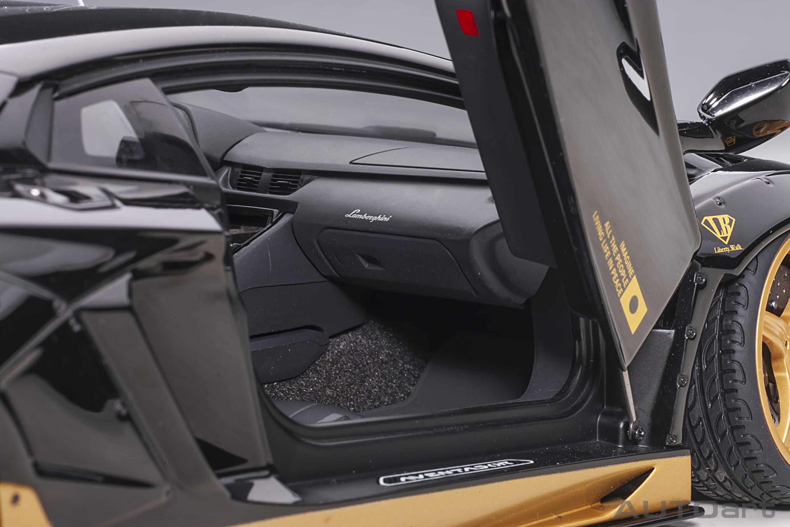 LB-Works Lamborghini Aventador Limited Edition gloss black/gold accents 1:18 AUTOart