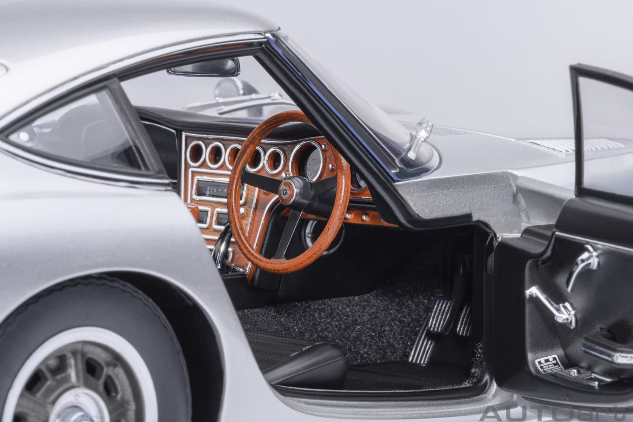 Toyota 2000GT 1967 silver 1:18 AUTOart