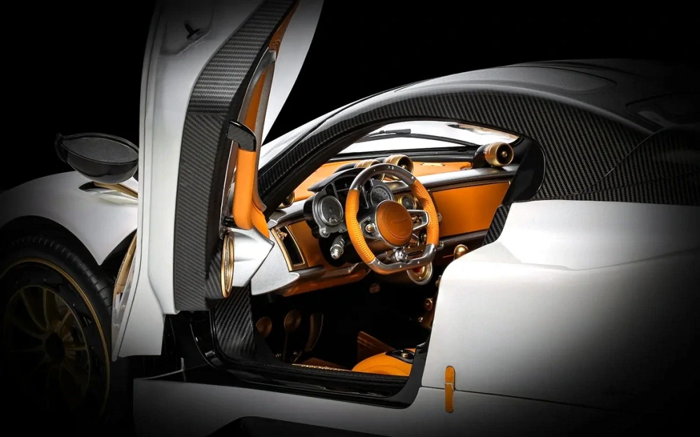 Pagani Utopia Coupé 2023 Model Kit pearl white 1:8 Pocher