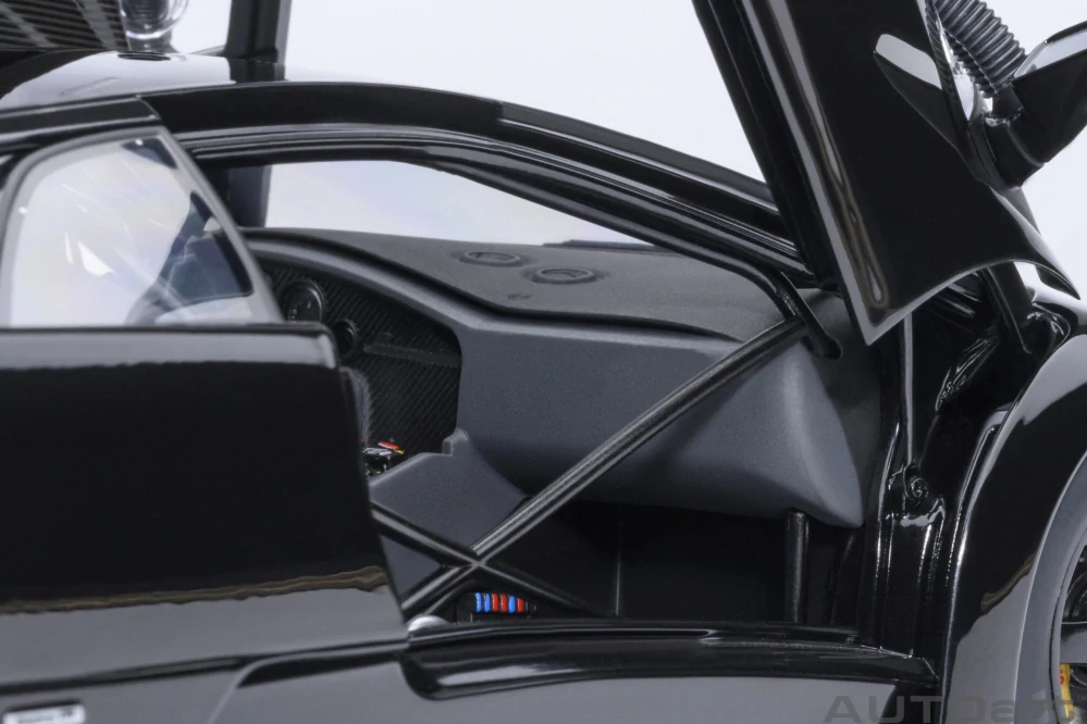 Lamborghini Diablo GT-R 1999 deep black 1:18 AUTOart