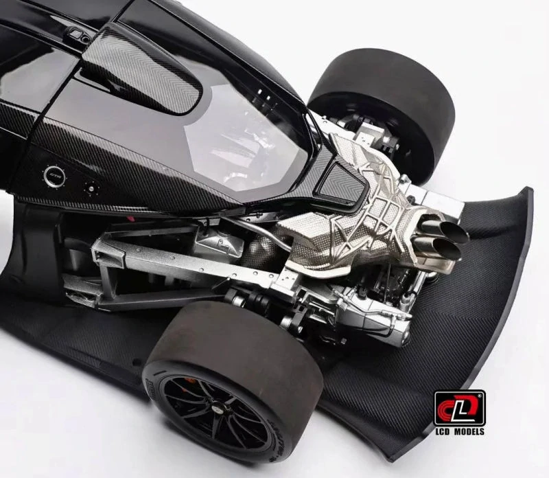 McLaren Senna GTR red/white 1:18 LCD Model