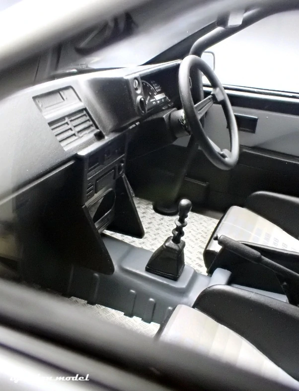 Toyota Corolla Levin 3Dr (AE86) BEV white/black 1:18 Ignition Model