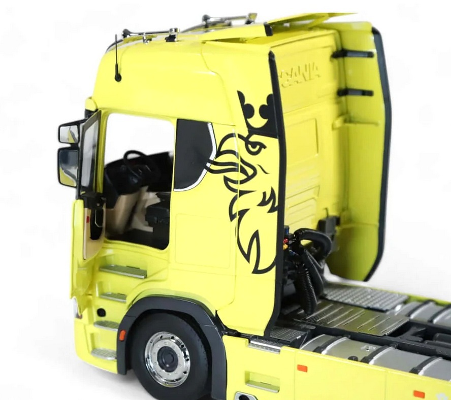Scania SZM yellow + Lohr Autotransporter 1:18 NZG