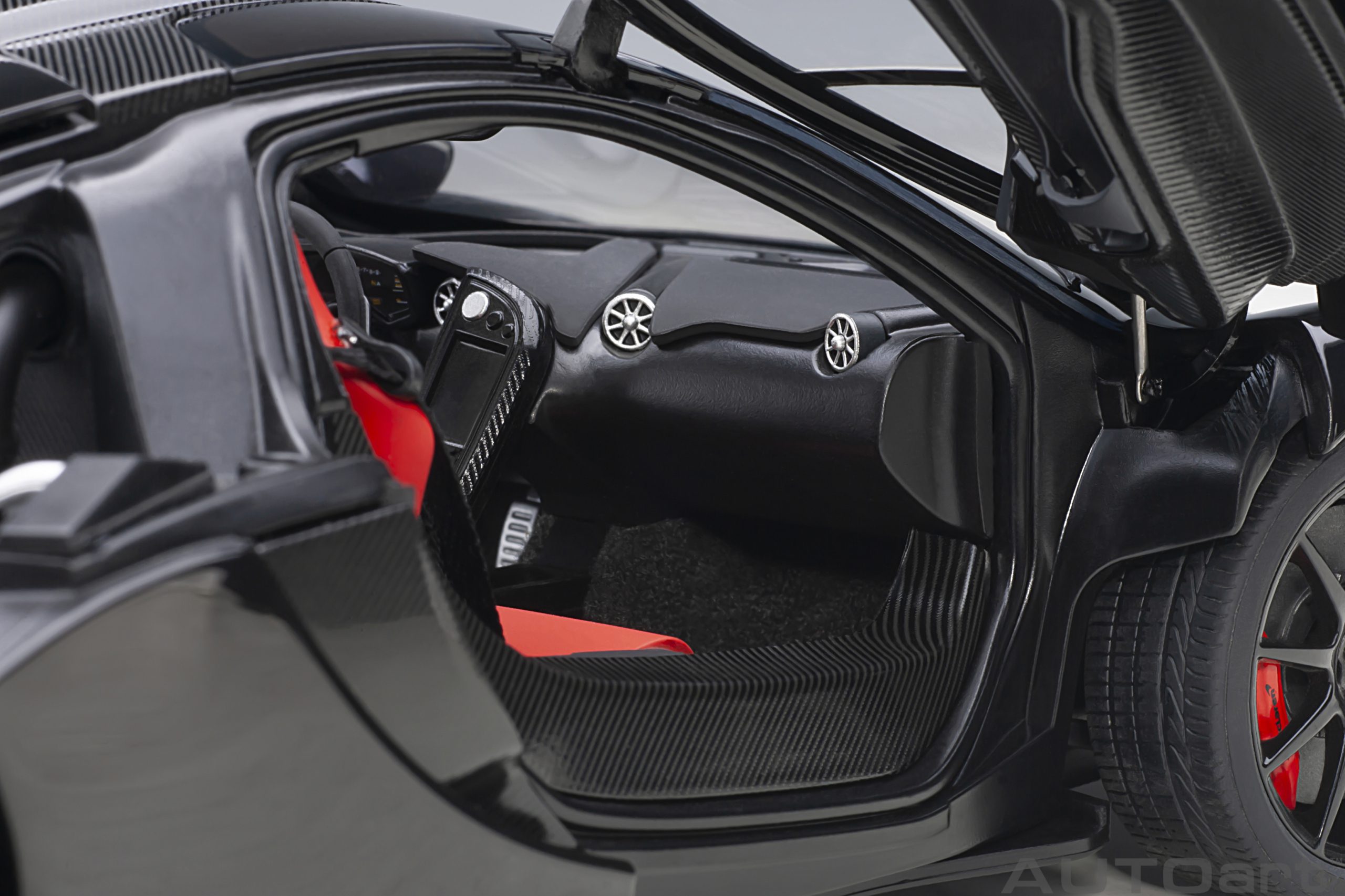 McLaren P1 2013 fire black/red/black interior 1:18 AUTOart