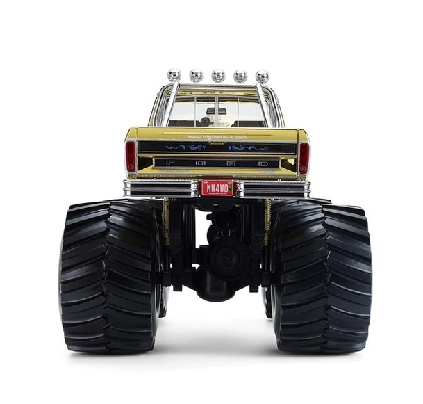 Ford F-250 Monster Truck 1979 Kings of Crunch Bigfoot #1 50th Anniversary gold chrome with Bob Chandler Standing Figure 1:18 GreenLight
