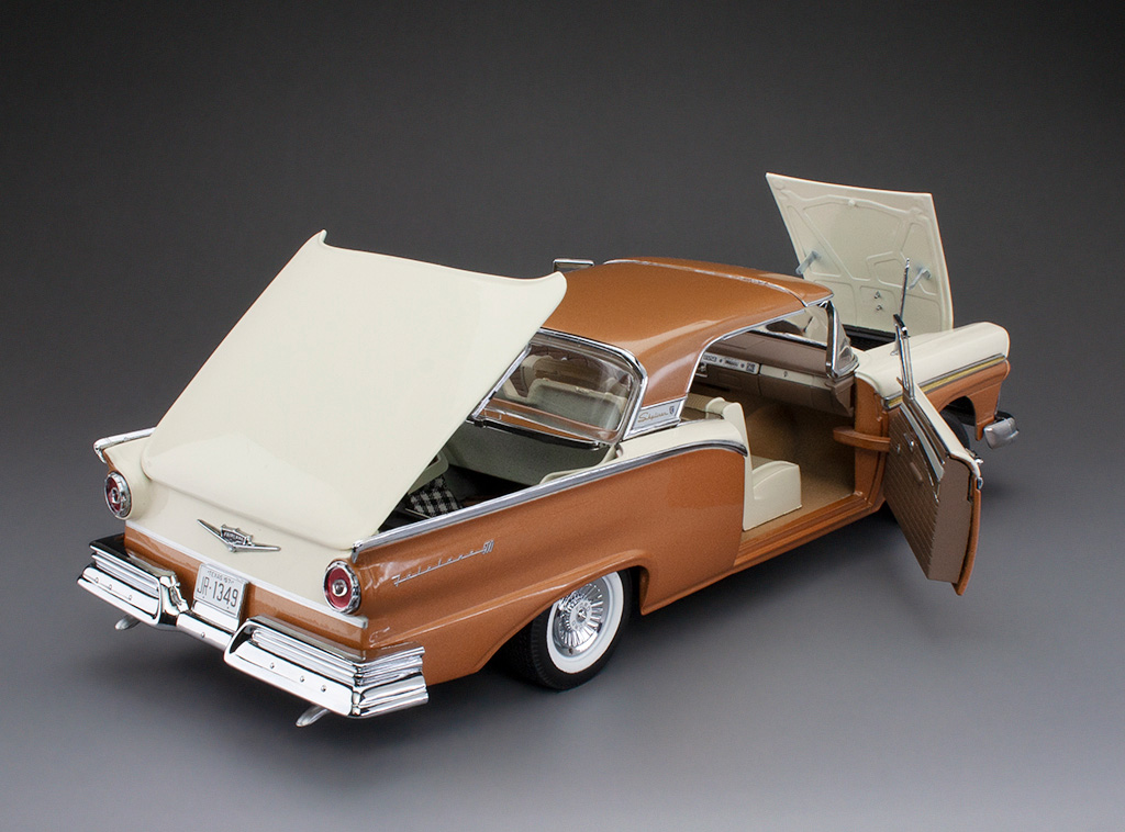 Ford Fairlane 500 Skyliner 1957 bronze/colonial white 1:18 Sun Star