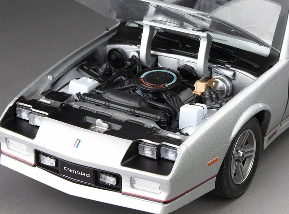 Chevrolet Camaro IROC 1985 silver 1:18 Sun Star