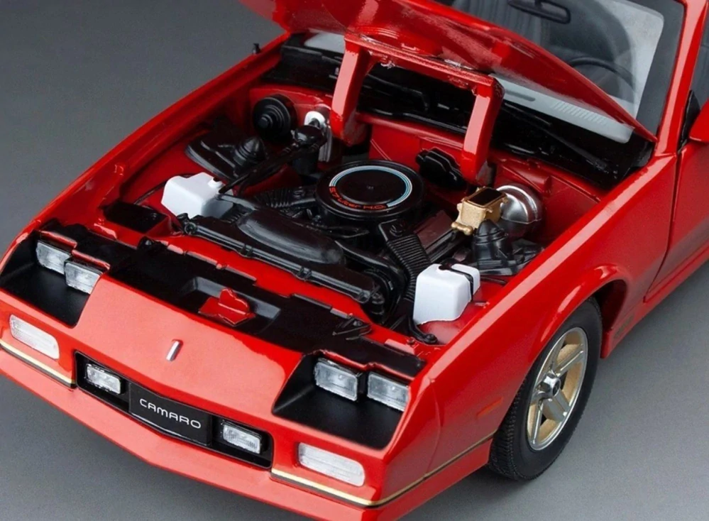 Chevrolet Camaro IROC 1985 red 1:18 Sun Star