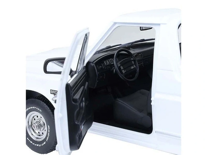 Ford Bronco XLT 1993 oxford white 1:18 Greenlight