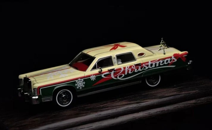 Lincoln Continental Town Car 1979 *Christmas Speical* light champagne/dark jade 1:64 SunStar