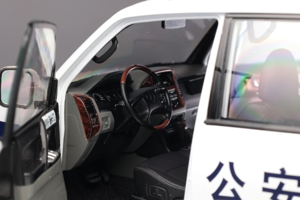 Mitsubishi Pajero V73 China Police 1:18 Sun Star