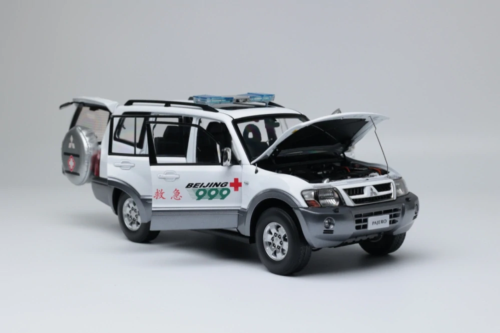 Mitsubishi Pajero V73 Beijing Red Cross Rescue Service Center 1:18 Sun Star